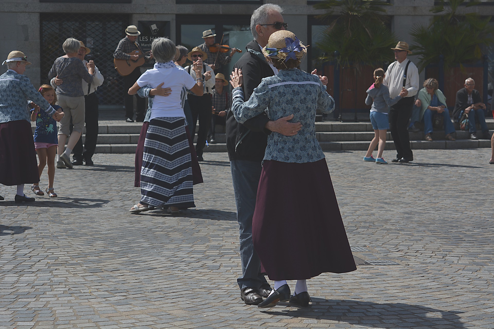 Äldre människor som dansar